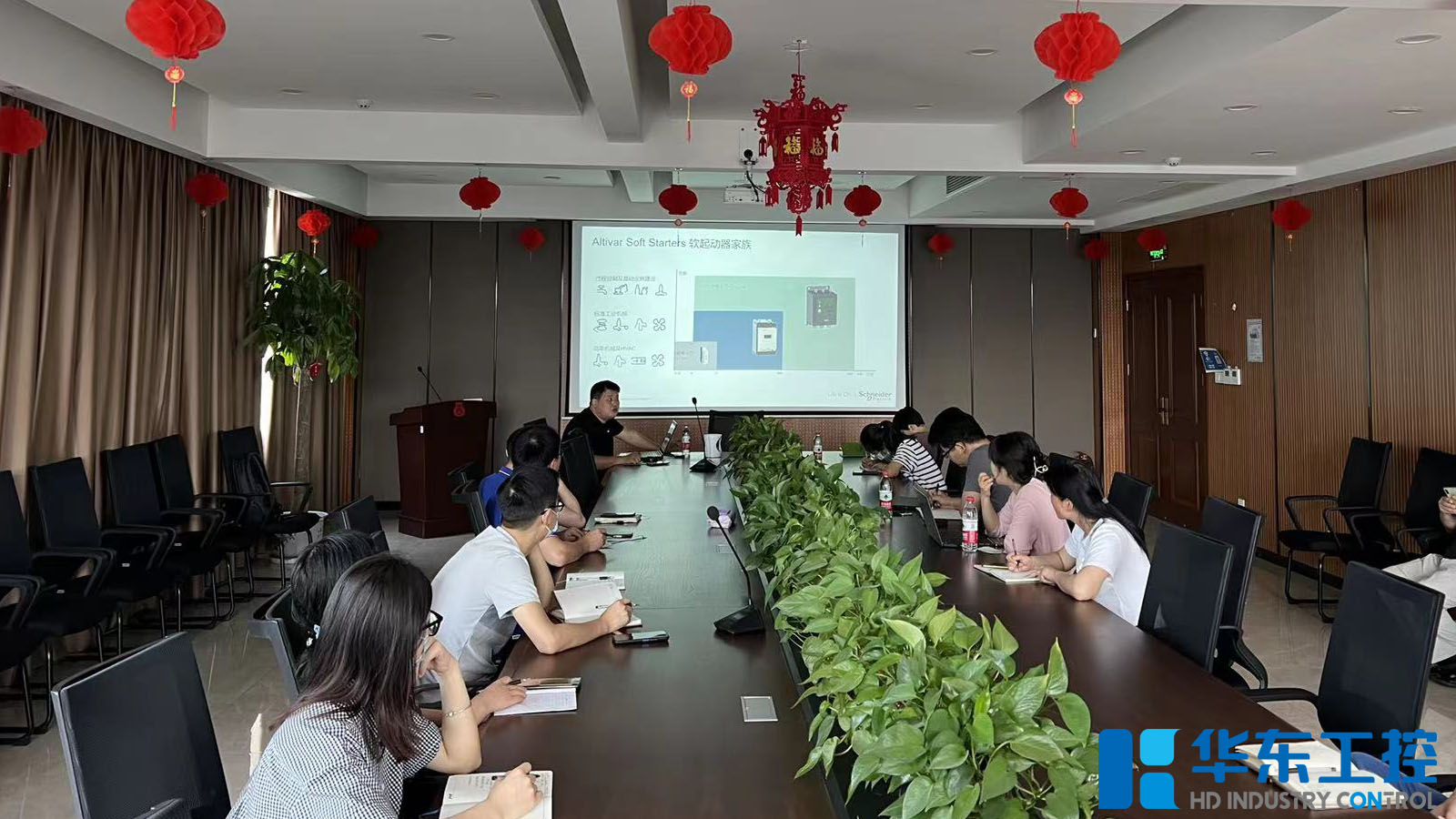 華東工控開展<i style='color:red'>施耐德</i>軟啟，觸摸屏技術(shù)及行業(yè)應(yīng)用培訓(xùn)